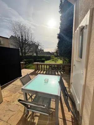 Balcon ou terrasse dans l'établissement Appartement 2 Climatisé confortable et charmant ,terrasse et vue sur le jardin au rdc