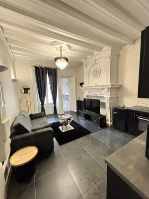 Coin salon dans l'établissement Appartement 2 Climatisé confortable et charmant ,terrasse et vue sur le jardin au rdc