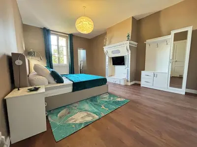 Télévision ou salle de divertissement dans l'établissement Appartement 5 Climatisé confort moderne dans un t2 chaleureux