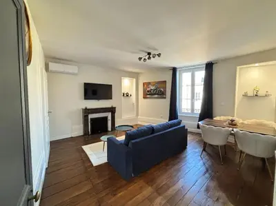 Télévision ou salle de divertissement dans l'établissement Appartement 5 Climatisé confort moderne dans un t2 chaleureux