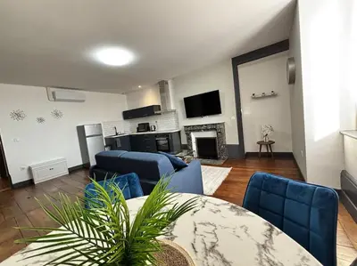 Télévision ou salle de divertissement dans l'établissement Appartement 4 Climatisé cocon romantique au cœur de Limoges