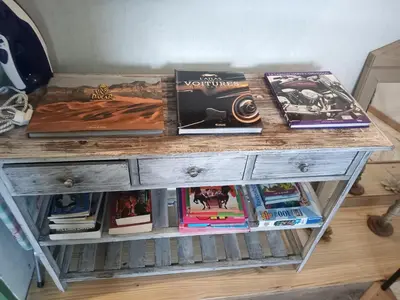 Bibliothèque dans la maison de vacances