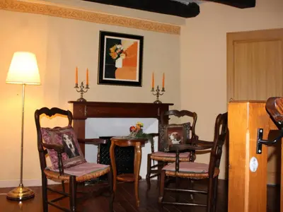 Coin salon dans l'établissement Charmante maison en Périgord Noir avec jardin et barbecue - FR-1-616-393