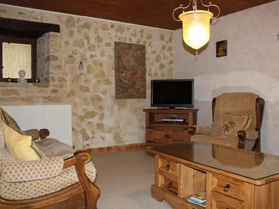 Télévision ou salle de divertissement dans l'établissement Charmante maison en Périgord Noir avec jardin et barbecue - FR-1-616-393