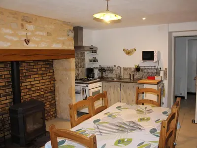Cuisine ou kitchenette dans l'établissement Charmante maison en Périgord Noir avec jardin et barbecue - FR-1-616-393
