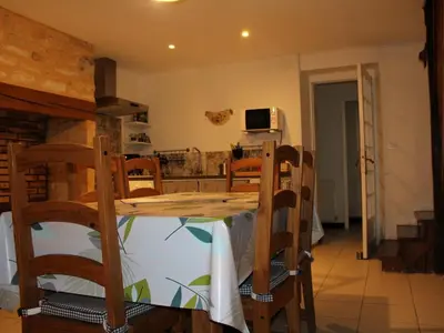 Télévision ou salle de divertissement dans l'établissement Charmante maison en Périgord Noir avec jardin et barbecue - FR-1-616-393