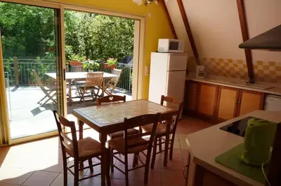 Cuisine ou kitchenette dans l'établissement Maison spacieuse à Loubressac avec piscine privée