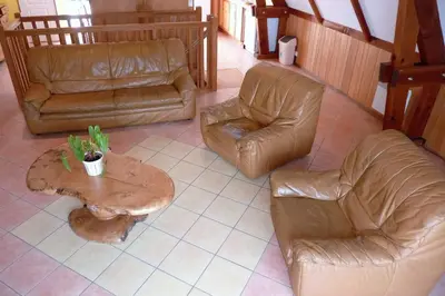 Coin salon dans l'établissement Maison spacieuse à Loubressac avec piscine privée