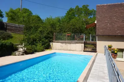 Piscine de l'établissement Maison spacieuse à Loubressac avec piscine privée ou située à proximité