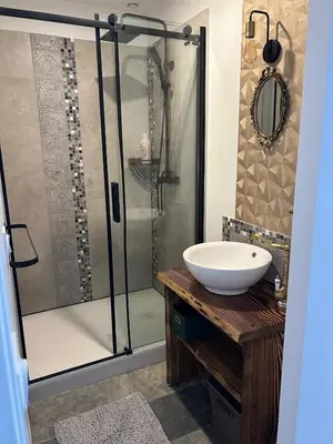Salle de bains dans l'établissement Paisible MAISON familiale - 4 Chambres - 2 SDB - terrasse et jardin - parking privé - Limoges