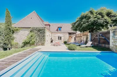 Piscine de l'établissement La Forge maison spacieuse 8 pers Lascaux Sarlat ou située à proximité