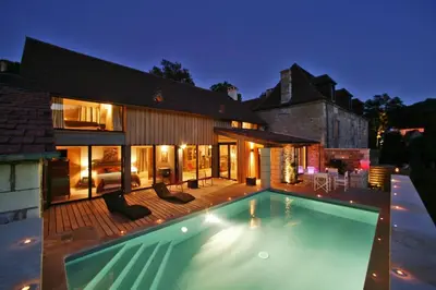 Piscine de l'établissement Maison 5 étoiles luxe 6p piscine privée chauffée Lascaux ou située à proximité