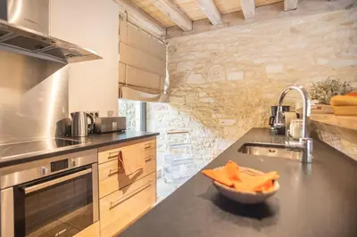 Cuisine ou kitchenette dans l'établissement Maison 5 étoiles luxe 6p piscine privée chauffée Lascaux