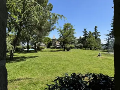 Jardin de l'établissement Gîte de France Pool house et tennis 3 épis - Gîte de France 7 personnes MAE-4611