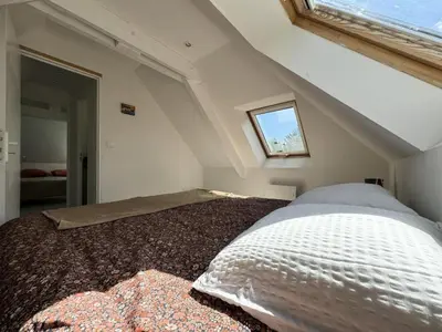 Un ou plusieurs lits dans un hébergement de l'établissement Gîte de France Pool house et tennis 3 épis - Gîte de France 7 personnes MAE-4611