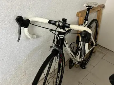 Vélo sur le terrain de l'établissement Gîte de France Tennis 3 épis - Gîte de France 4 personnes MAE-4621 ou dans les environs