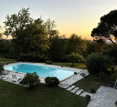 Piscine de l'établissement Gîte de France Pool house 3 épis - Gîte de France 3 personnes MAE-4641 ou située à proximité