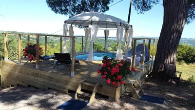 Piscine de l'établissement Gîte de France La roulotte - Gîte de France 4 personnes MAE-4651 ou située à proximité
