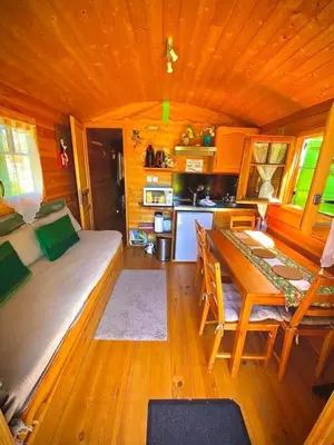 Cuisine ou kitchenette dans l'établissement Gîte de France La roulotte - Gîte de France 4 personnes MAE-4651