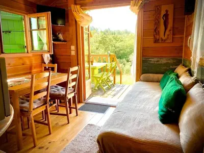 Coin salon dans l'établissement Gîte de France La roulotte - Gîte de France 4 personnes MAE-4651