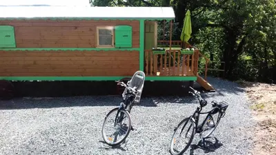 Vélo sur le terrain de l'établissement Gîte de France La roulotte - Gîte de France 4 personnes MAE-4651 ou dans les environs