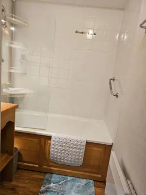 Salle de bains dans l'établissement App 2 chambres SuperBesse 35m2 4 à 6 personnes proches Lacs et commerces