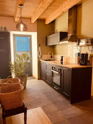Cuisine ou kitchenette dans l'établissement Maison authentique au cœur des montagnes, 8pers