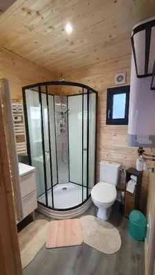 Salle de bains dans l'établissement Le Chalet du Grand Megnaud