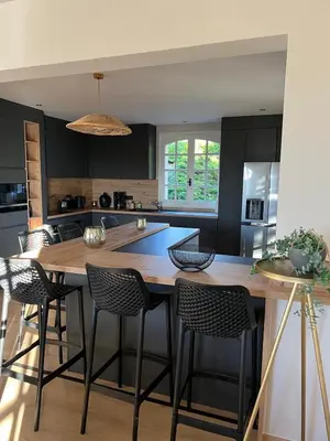 Cuisine ou kitchenette dans l'établissement Maison de caractère rénové pour 15 personnes