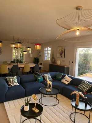 Coin salon dans l'établissement Maison de caractère rénové pour 15 personnes