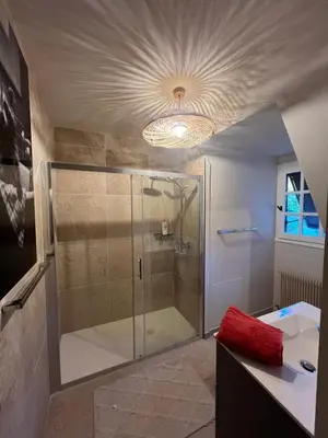 Salle de bains dans l'établissement Maison de caractère rénové pour 15 personnes