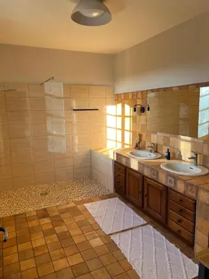 Salle de bains dans l'établissement Maison de caractère rénové pour 15 personnes