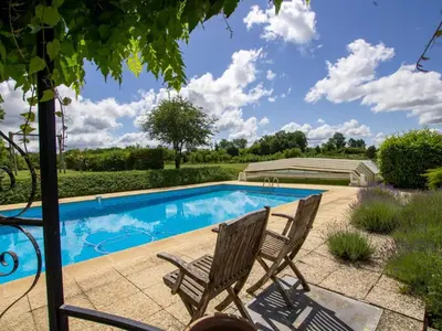 Piscine de l'établissement Charmante maison de campagne avec piscine partagée, 4 personnes - FR-1-616-424 ou située à proximité