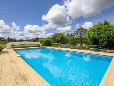 Piscine de l'établissement Charmante maison de campagne avec piscine partagée, 4 personnes - FR-1-616-424 ou située à proximité