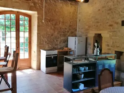 Cuisine ou kitchenette dans l'établissement Charmante maison de campagne avec piscine partagée, 4 personnes - FR-1-616-424