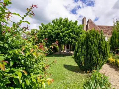 Jardin de l'établissement Charmante maison de campagne avec piscine partagée, 4 personnes - FR-1-616-424
