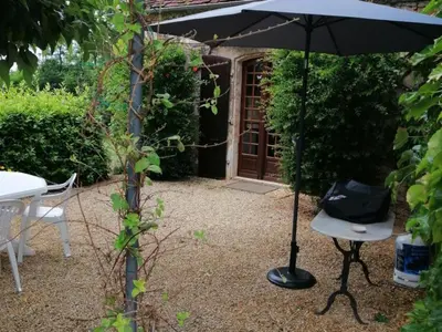 Jardin de l'établissement Charmante maison de campagne avec piscine partagée, 4 personnes - FR-1-616-424