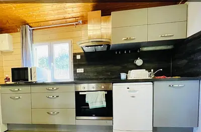 Cuisine ou kitchenette dans l'établissement Chalet climatisé dans un écrin de verdure
