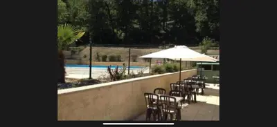 Piscine de l'établissement Chalet climatisé dans un écrin de verdure ou située à proximité