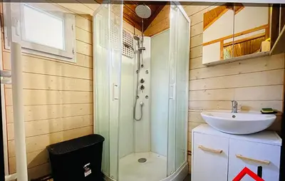 Salle de bains dans l'établissement Chalet climatisé dans un écrin de verdure