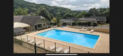 Piscine de l'établissement Chalet climatisé dans un écrin de verdure ou située à proximité