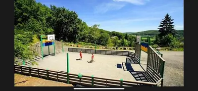 Aire de jeux pour enfants de l'établissement Chalet climatisé dans un écrin de verdure