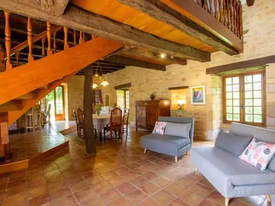 Coin salon dans l'établissement Maison campagnarde avec piscine et cheminée, Périgord Noir - FR-1-616-395