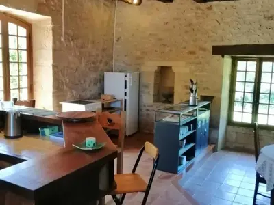 Cuisine ou kitchenette dans l'établissement Maison campagnarde avec piscine et cheminée, Périgord Noir - FR-1-616-395