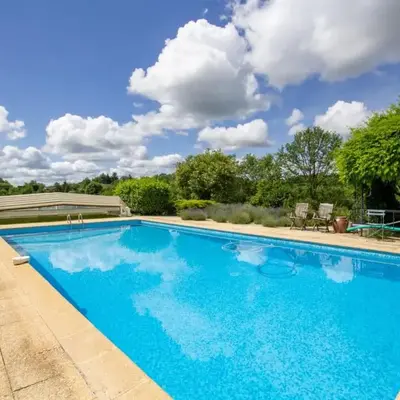 Maison campagnarde avec piscine et cheminée