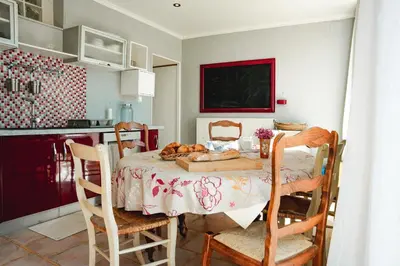 Cuisine ou kitchenette dans l'établissement Dordogne - Belle maison pour 8 avec piscine