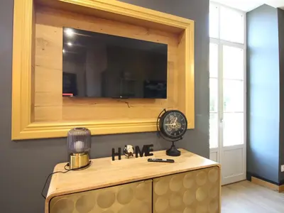 Télévision ou salle de divertissement dans l'établissement La Bourboule Appartement T2 avec WiFi près des Thermes - FR-1-608-277