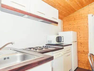 Cuisine ou kitchenette dans l'établissement Holiday Home Les Hameaux de Miel by Interhome