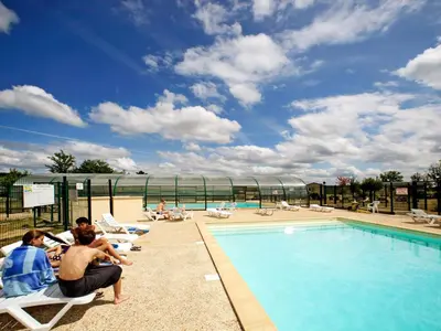 Piscine de l'établissement Holiday Home Les Hameaux de Miel-Chalet 6 pers- by Interhome ou située à proximité