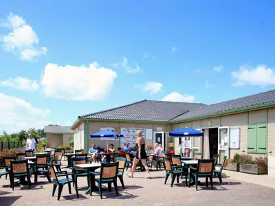 Restaurant ou autre lieu de restauration dans l'établissement Holiday Home Les Hameaux de Miel-Chalet 6 pers- by Interhome